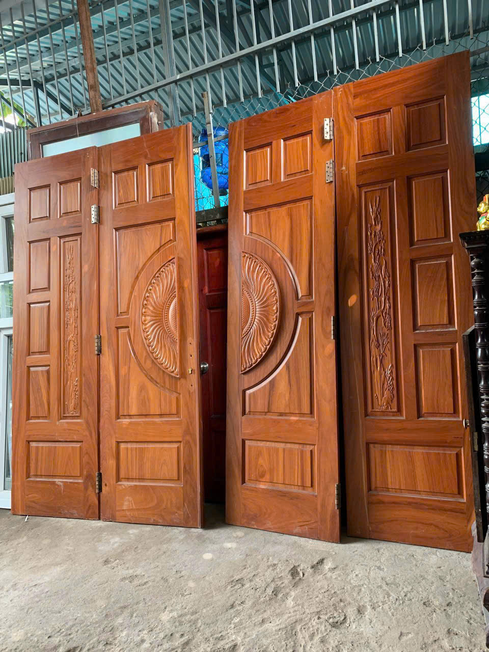 Cửa gỗ cũ tại Đồ cũ Duy Đông