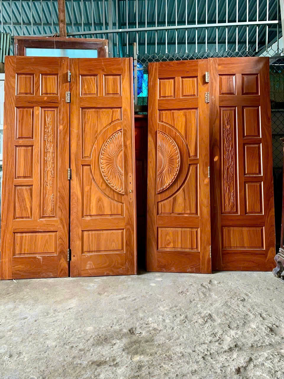 Cửa gỗ cũ được thu mua